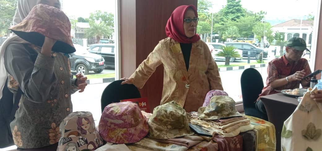 RAMAH LINGKUNGAN : Owner Ecoprint, Fitriyanti saat berada di stannya pada Kamis (23/10/2025).