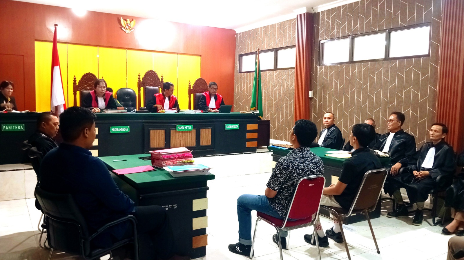 SIDANG PERKARA PENGANIAYAAN: Suasana persidangan dugaan penganiayaan dengan terdakwa Counstantino Hamid alias Tino dan Maulana Rizki Rahmadin alias Maulana, belum lama ini.