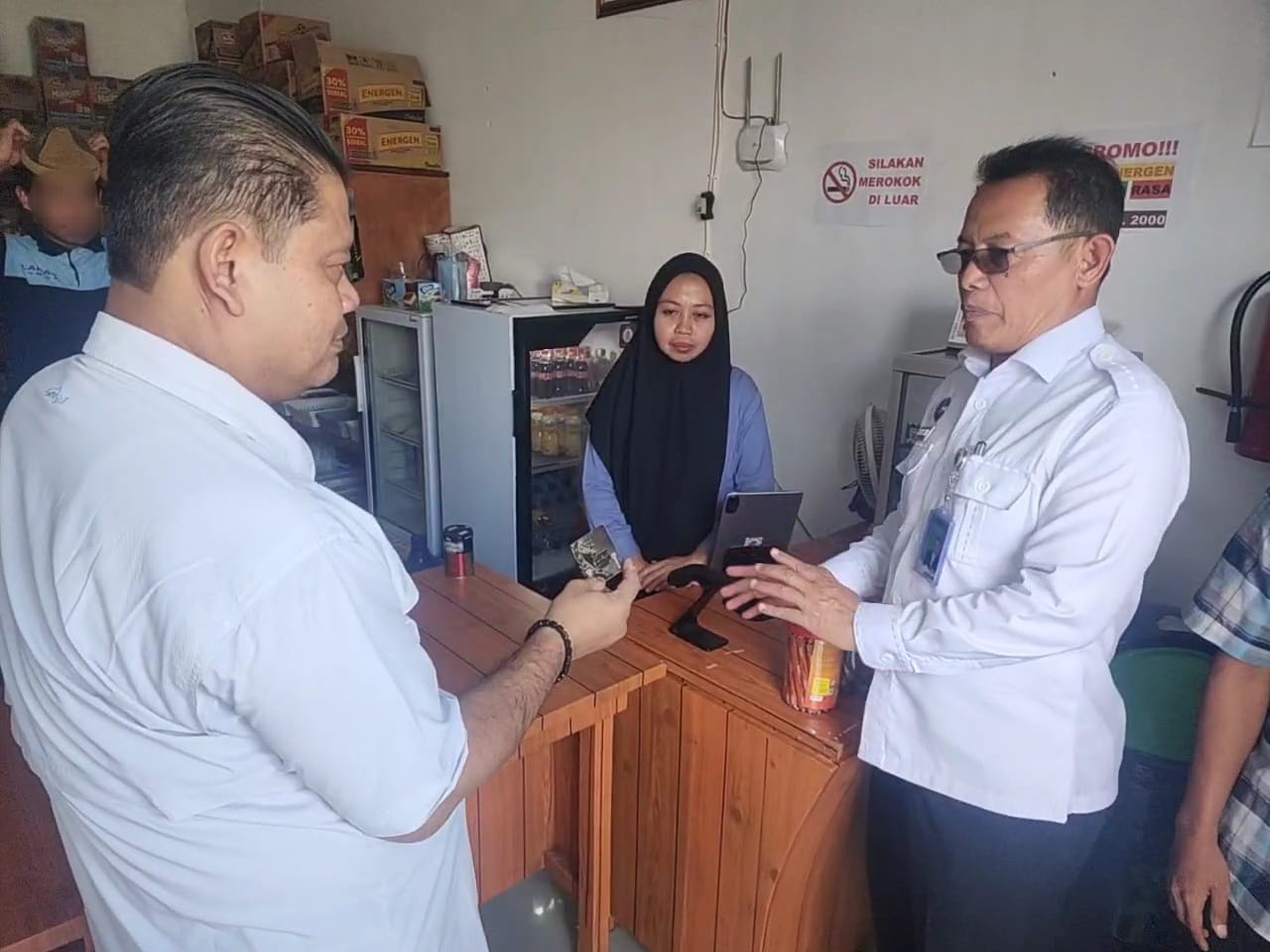 INOVASI : Kepala Kanwil Ditjenpas Sulteng, Bagus Kurniawan meninjau langsung penerapan sistem pembayaran non-tunai dikelola Lapas Luwuk.