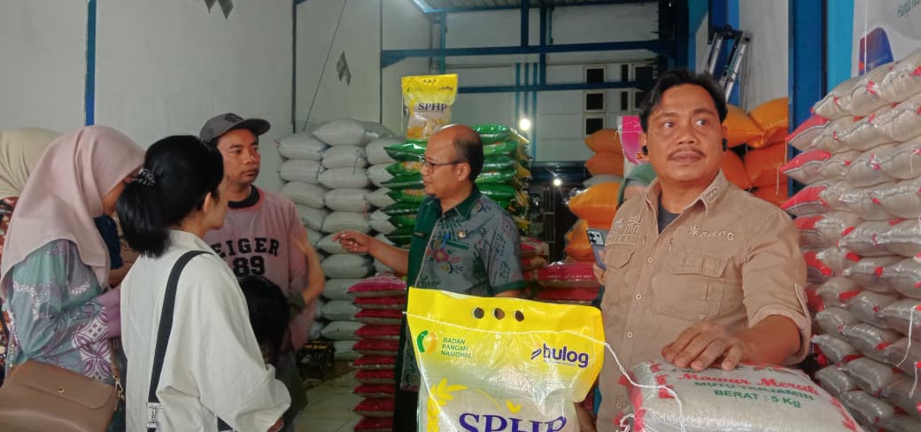 PANTAU HARGA: Pimpinan Kantor Wilayah Perum Bulog Sulteng, Jusri Pakke (kanan) saat melakukan pemeriksaan beras SPHP di Pasar Inpres Manonda, Kamis (23/10/2025).  &nbsp;