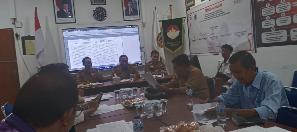 BERJALAN ALOT : Pembahasan dana hibah sempat alot dan dinamis, tetapi diputuskan tetap Rp 1.200 per satu suara.(FOTO: MUCHSIN SIRADJUDIN/RADAR PALU).