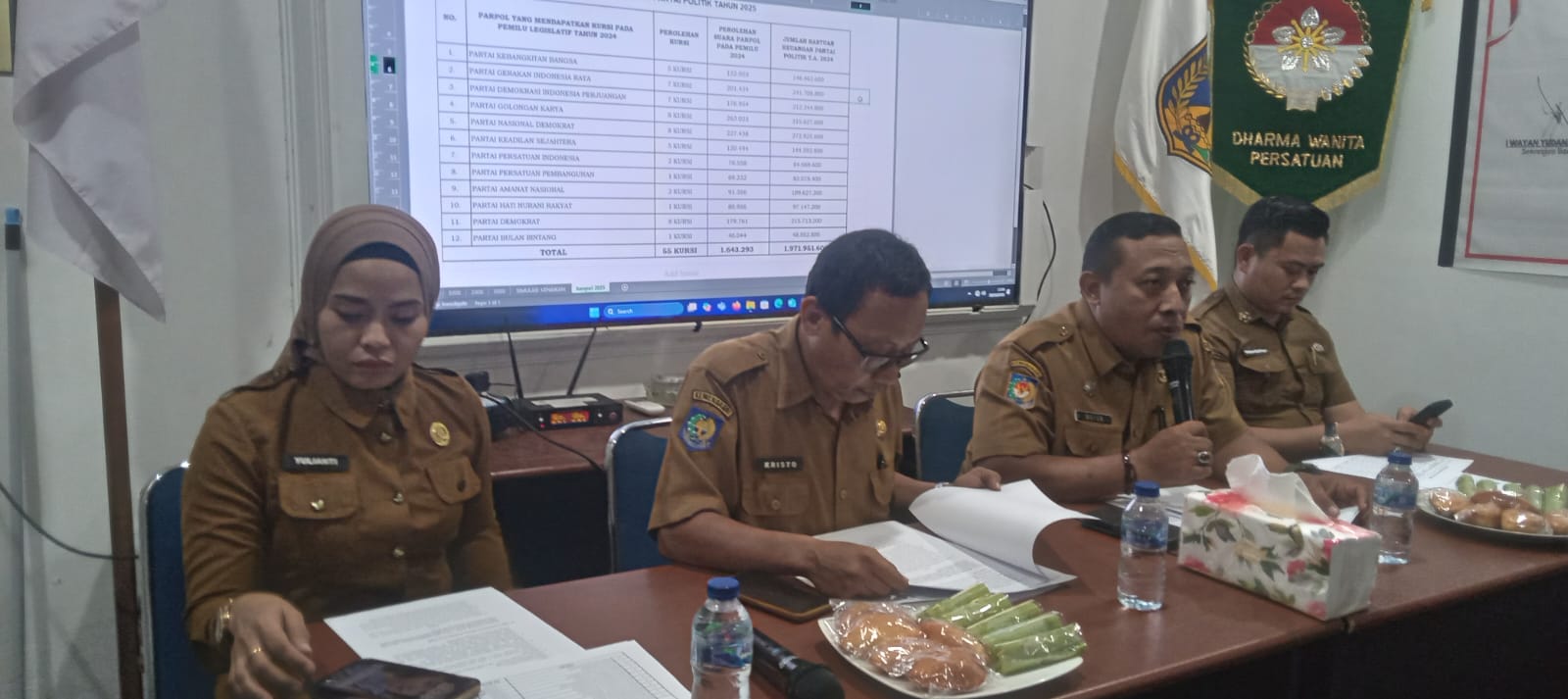 DISKUSI : Sekretaris Badan Kesbangpol Sulteng, I Wayan Yudana (tengah), memimpin jalannya FGD.(FOTO: MUCHSIN SIRADJUDIN/RADAR PALU).