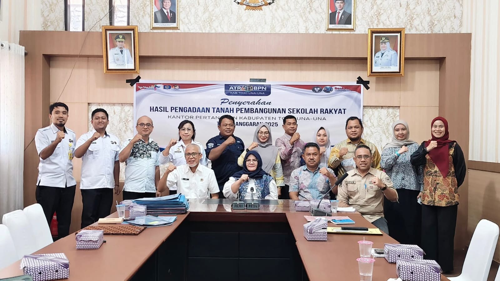 PENYERAHAN : Usai penyerahan sertifikat tanah Sekolah Rakyat berkesempatan foto bersama. (FOTO: ISTIMEWA/RADAR PALU).