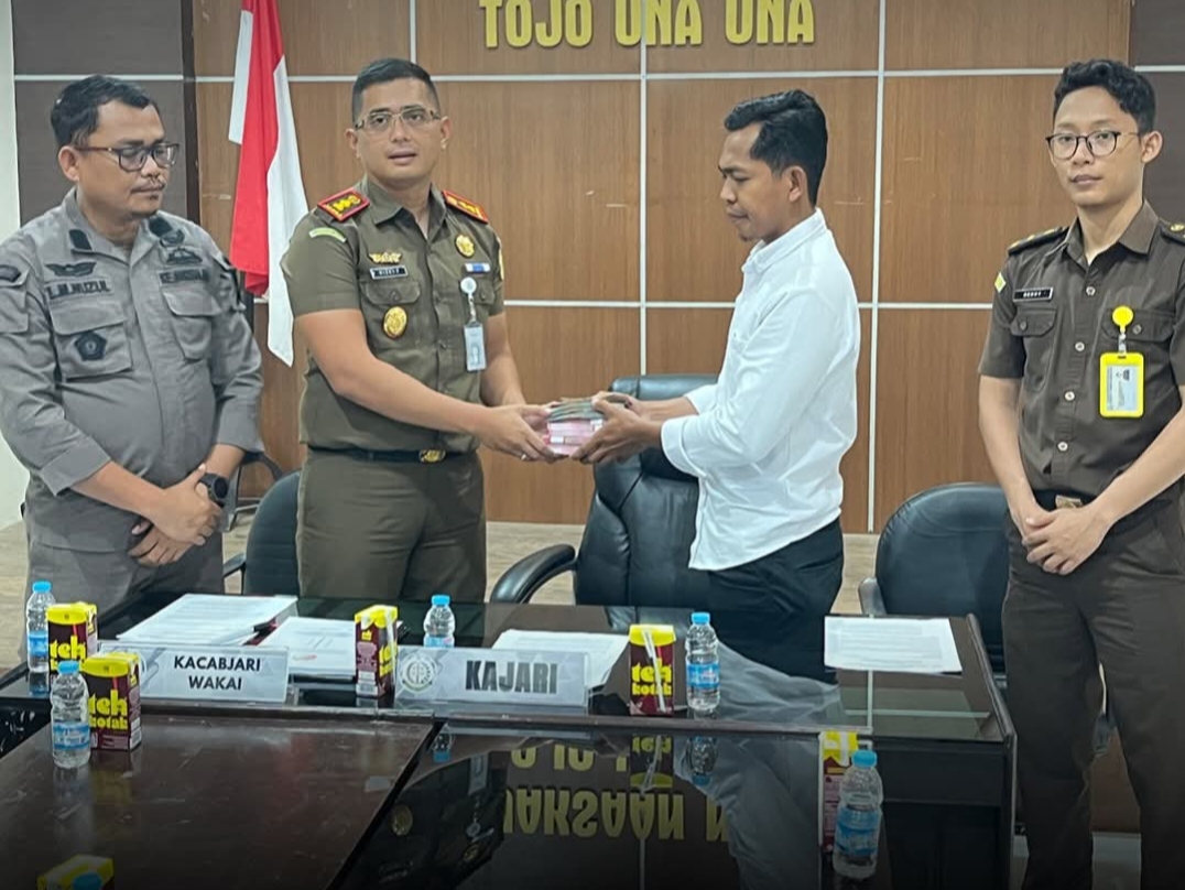 KEMBALIKAN : Kajari Touna Dr. Rizky Fachrurrozi, didampingi Kasie Intel Laode Mohammad Nuzul mengembalikan uang hasil penyelidikan ke Dinas PMD, Kamis (23/10/2025).(FOTO: HERIYANTO LIMAHU/RADAR PALU).