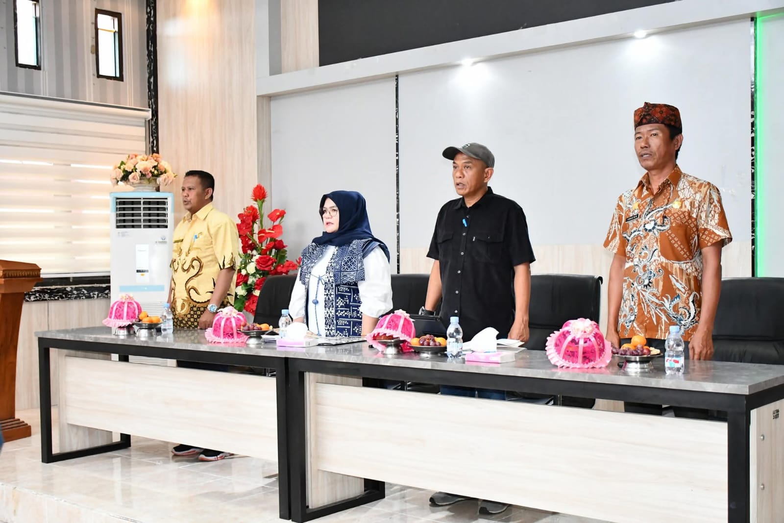RAKOR : Wabup Touna, Hj. Surya Lapasiri memimpin rakor tim PPS, Kamis (23/10/2025).(FOTO : HERIYANTO LIMAHU).