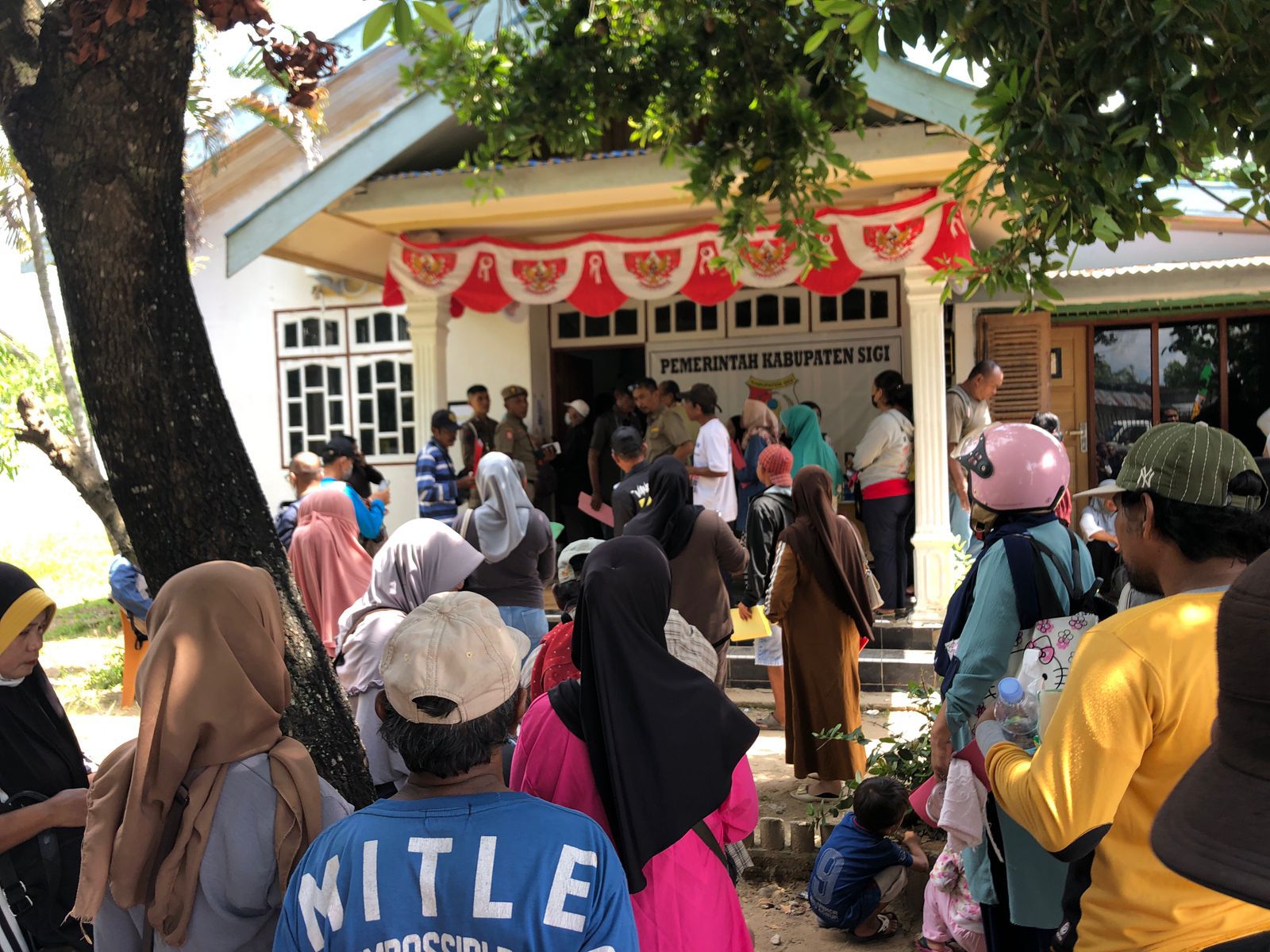 DIVERIFIKASI : Tampak warga Sigi yang belum mendapatkan bantuan hunian rumah pasca bencana, sedang diverifikasi.(FOTO : ANGEL SUMBARA/RADAR PALU).
