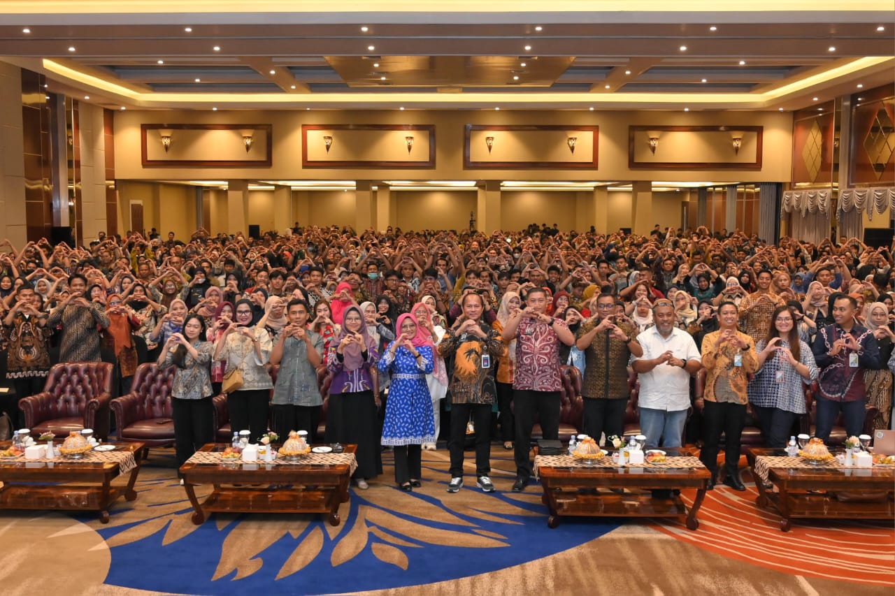 PELATIHAN : Suasana foto bersama usai pembukaan pelatihan Petugas Penjamah Makanan Satuan Pelayanan Pemenuhan Gizi (SPPG) di Siriti Convention Hall, Kota Palu, Sabtu (25/10/2025)