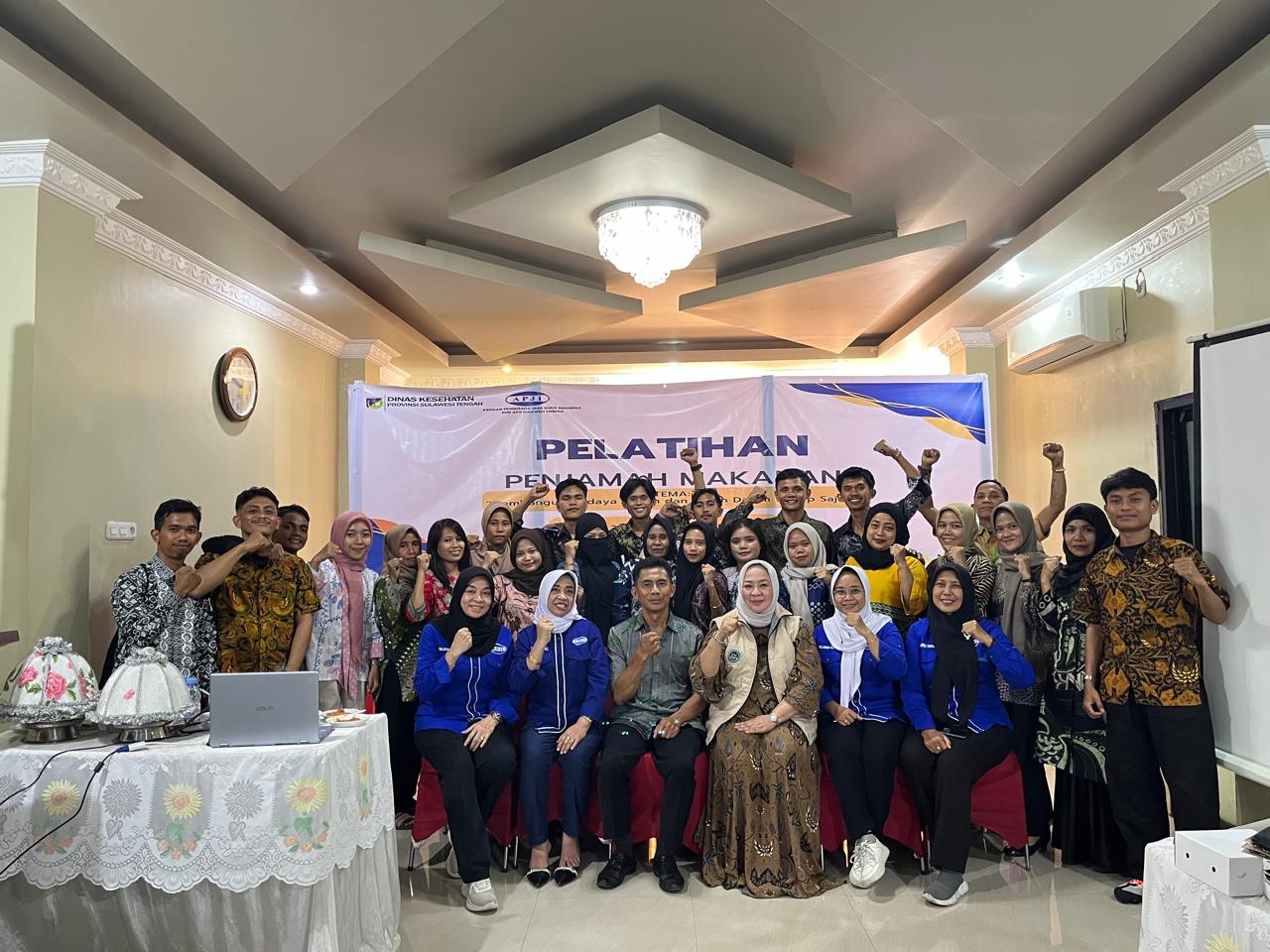 PELATIHAN : Foto bersama peserta pelatihan dengan Sekretaris APJI Sulteng Suyeni Bunali, dan mitra dapur MBG.(FOTO: ISTIMEWA/RADAR PALU).