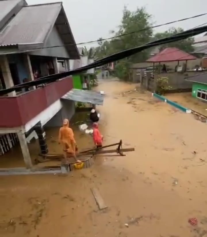 KORBAN MASIH DALAM PENDATAAN : Kondisi banjir yang menggenangi rumah-rumah warga di Kabupaten Tolitoli akibat hujan deras.