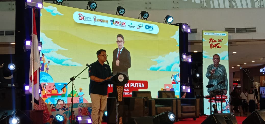 TINGKATKAN PEMAHAMAN: Kepala OJK Sulteng, Bonny Hardi Putra saat menyampaikan sambutannya pada Sabtu (25/10/2025).