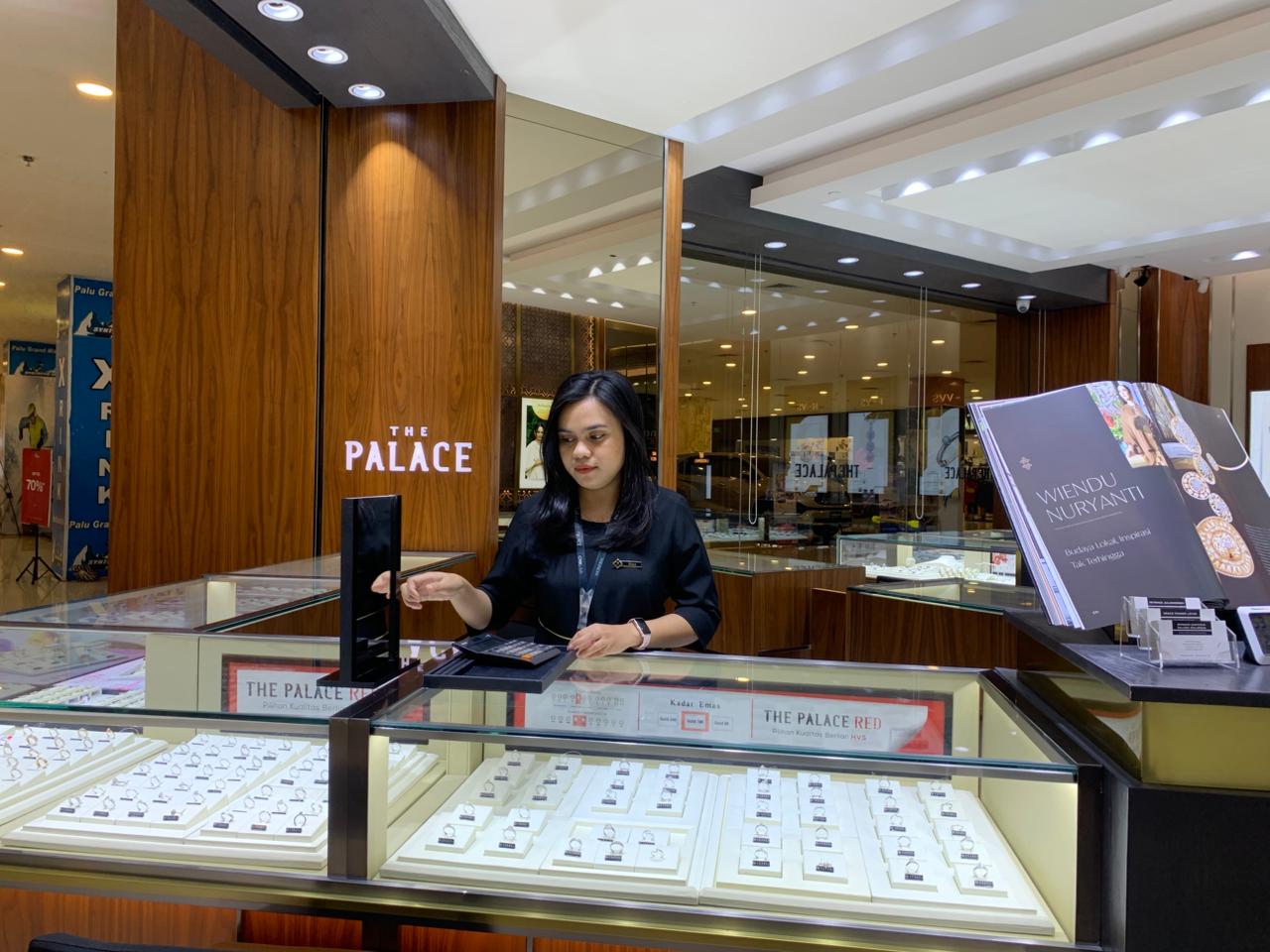 HARGA EMAS MULAI TURUN : Jewellery Representative di The Palace Palu, Grace saat ingin merapikan etalase pada Sabtu (25/10/2025)