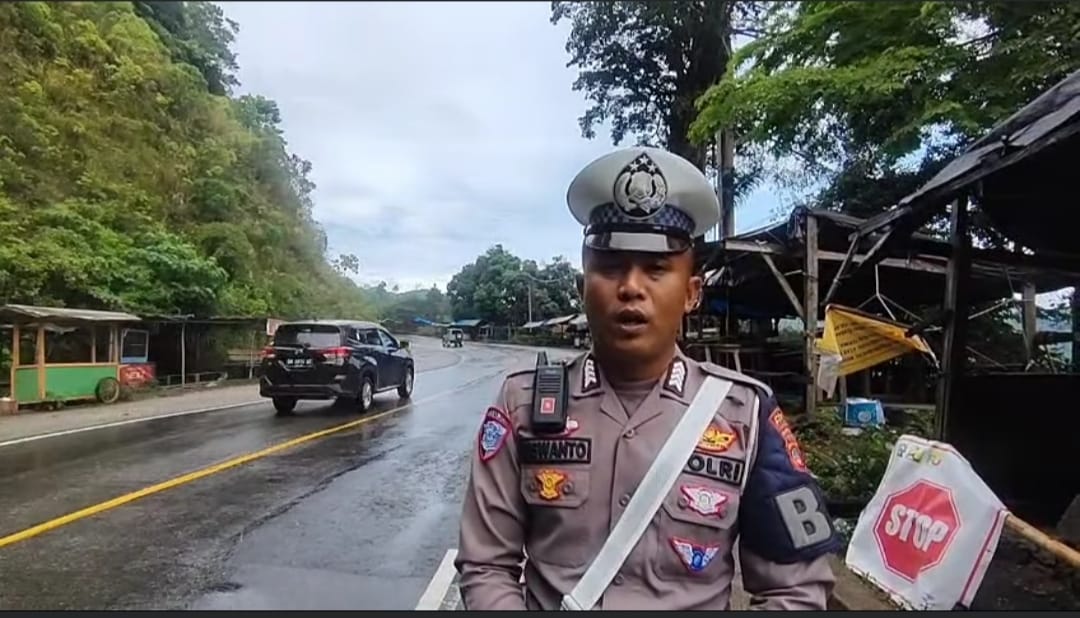 Tangkapan layar video viral Bripka Siswanto, anggota Satlantas Polres Parigi Moutong, saat menyampaikan laporan dari Palang 1 Jalur Kebun Kopi, Minggu (26/10/2025).