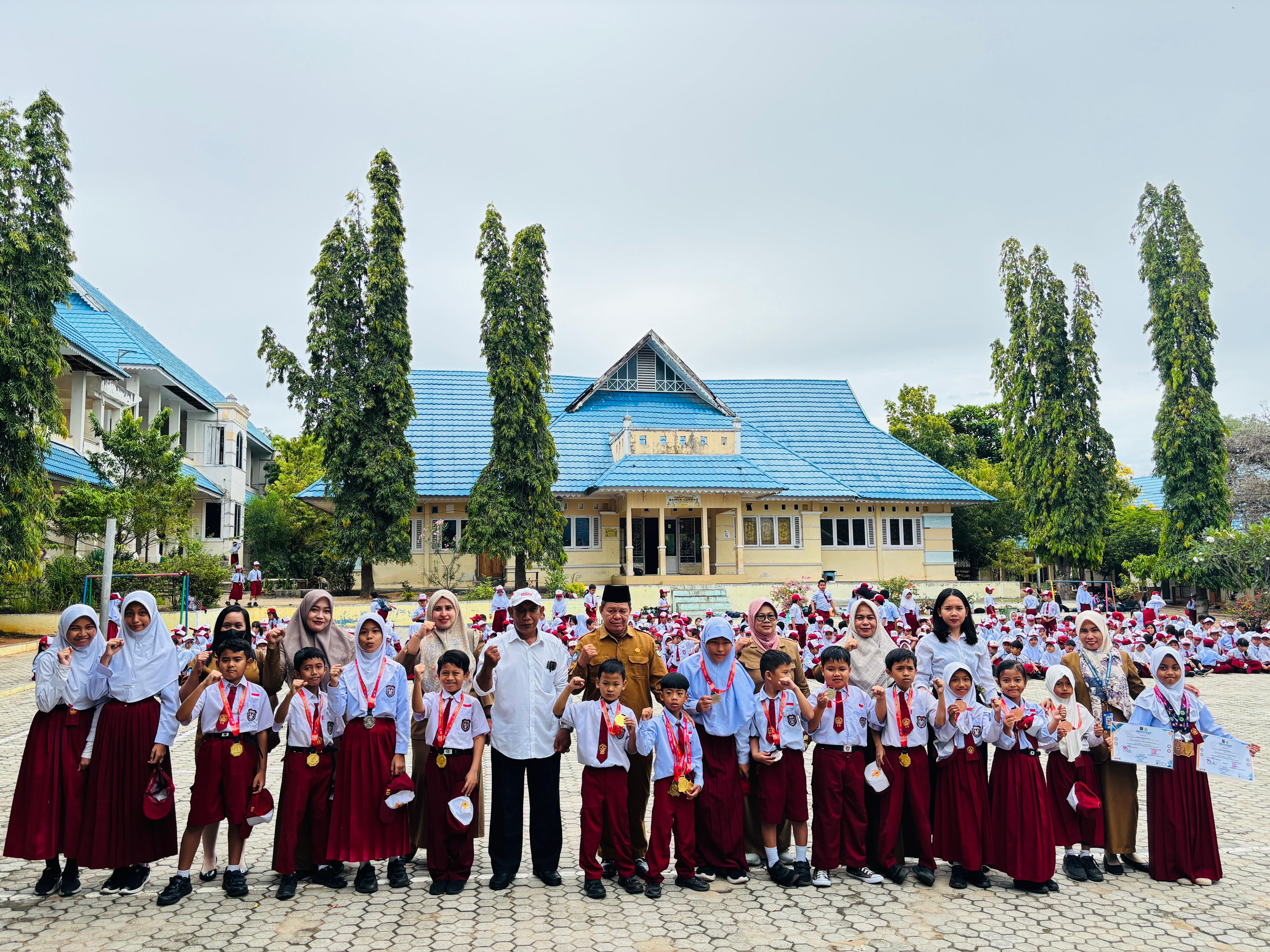 MEDALI : Sekretaris Shokaido Sulteng, Umar Turungku, bersama sempai mengalungi siswa SDN Madani dengan medali yang diraih di Piala Dandim, Sabtu (25/10/2025).(FOTO: ISTIMEWA/RADAR PALU).  &nbsp;