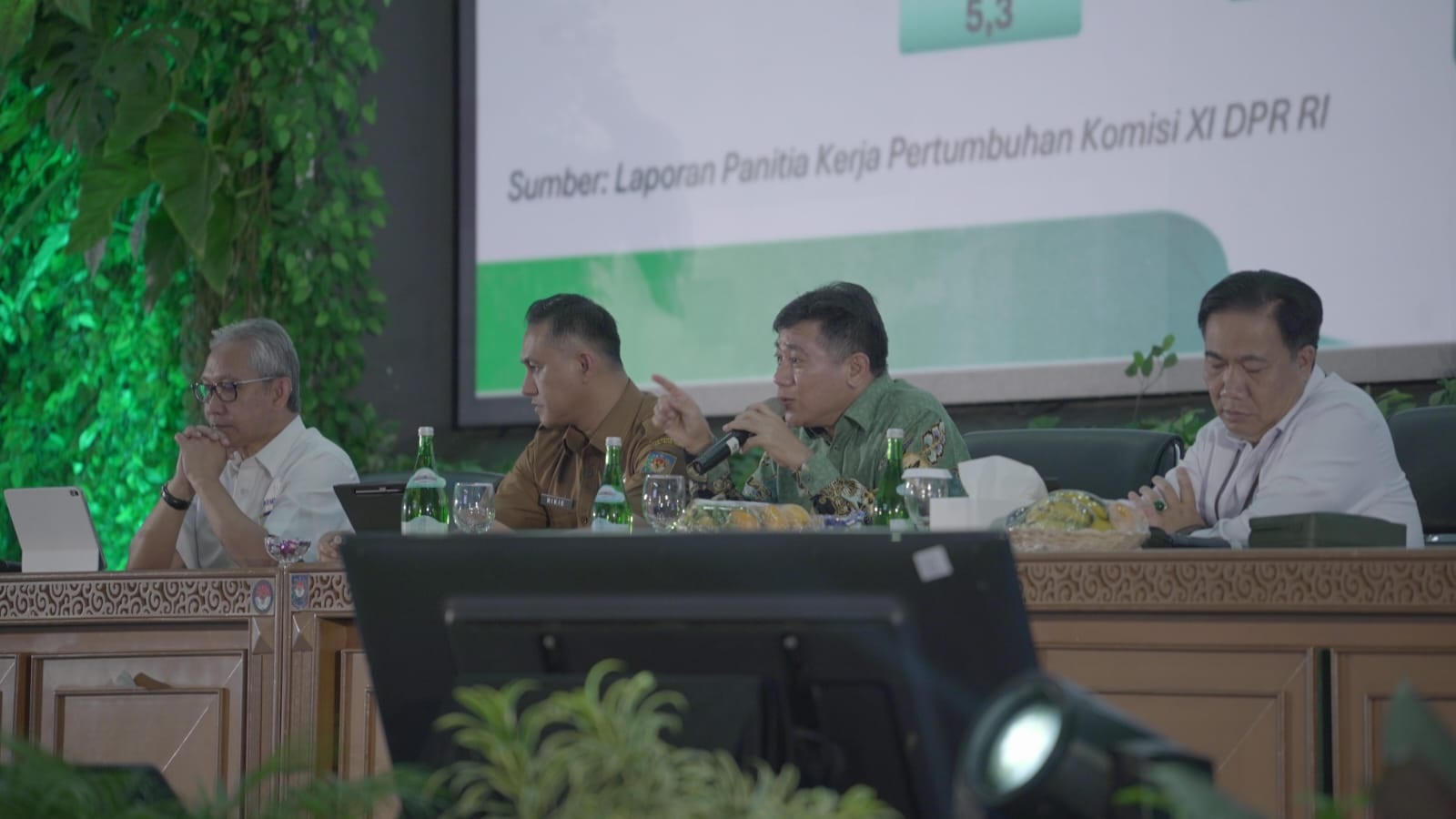 POTENSI LOKAL : Deputi Bidang Kewilayahan Kementerian PPN?Bappenas, Medrilzam, memimpin rapat, bahas pemanfaatan potensi lokal, Senin (27/10/2025).(FOTO : ISTIMEWA/RADAR PALU).