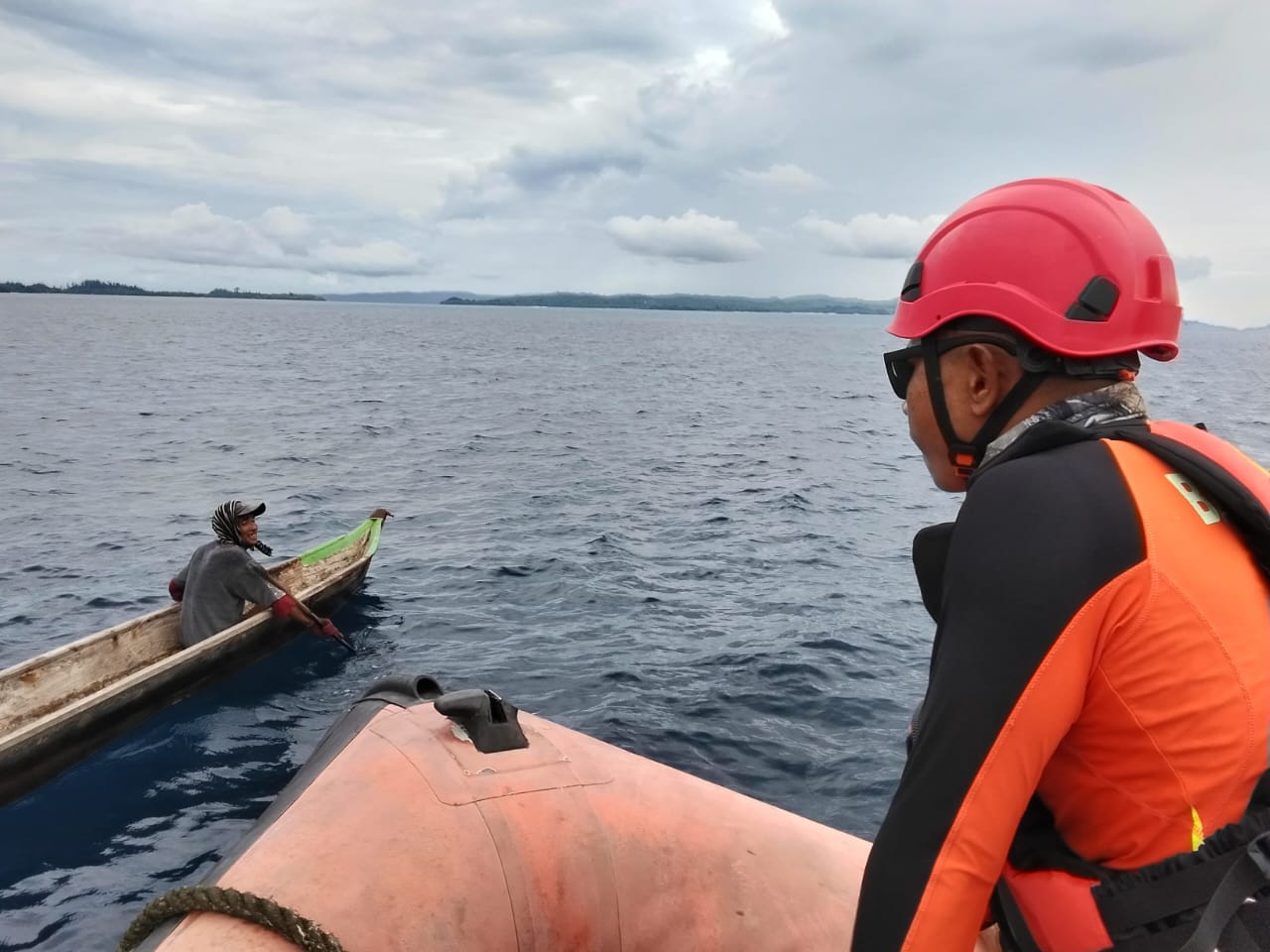 MENCARI : Anggota tim SAR sedang mencari nelayan jatuh di perairan Bangkep, Senin (27/10/2025).(FOTO: ISTIMEWA/RADAR PALU).
