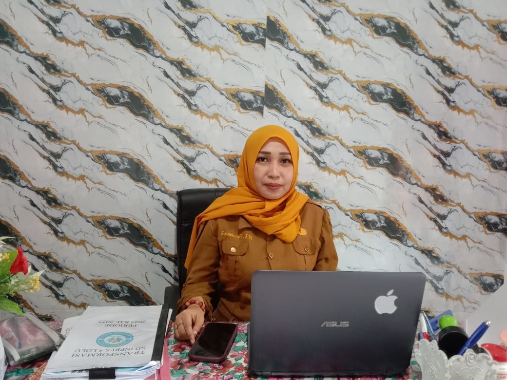FOKUS EKSTRAKULIKULER : Kepala SD Inpres 5 Lolu, Sukmawati saat ditemui di ruang kerjanya pada (20/10/2025). Dirinya fokus mengasah minat dan bakat siswa lewat program ekstrakulikuler.