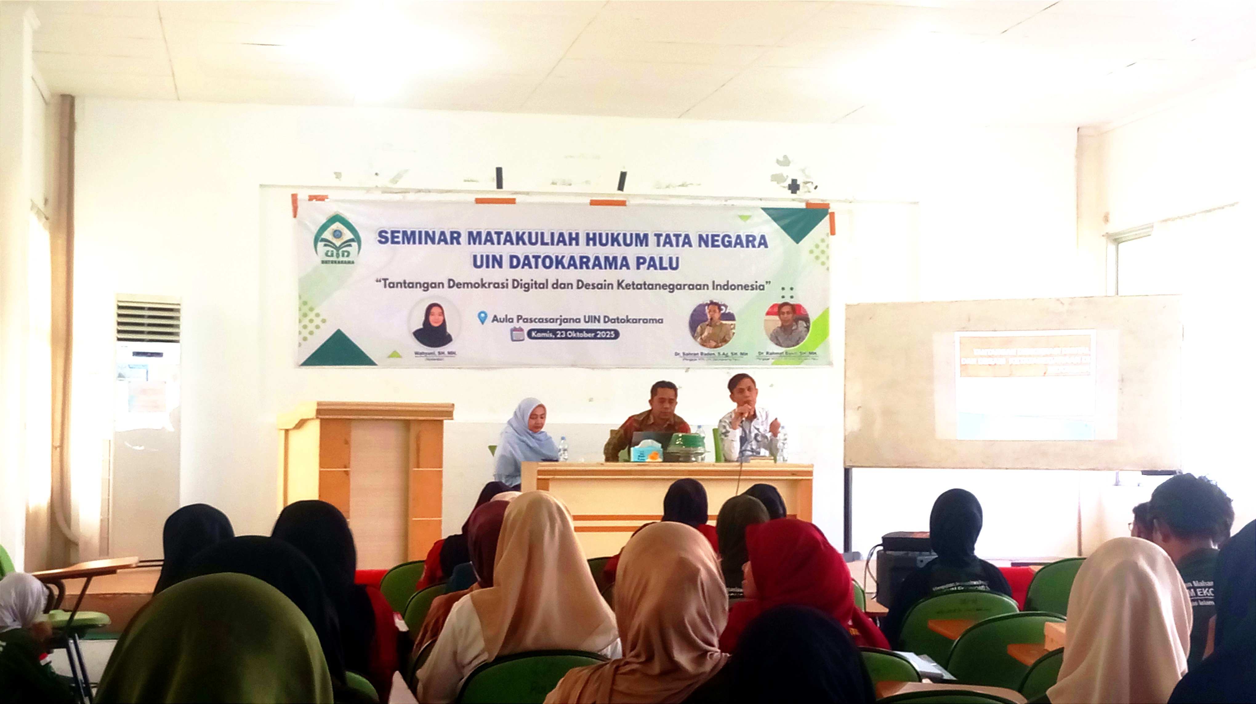 SAMPAIKAN PENDAPAT : Ahli Hukum Tata Negara dari Universitas Tadulako (Untad) Dr Rahmat Bakri (kanan) saat mengisi kuliah umum, belum lama ini.