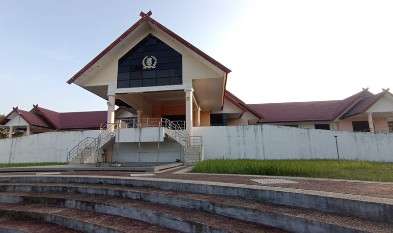 GEDUNG : Inilah gedung DPRD Kabupaten Parimo.(FOTO : ROY LASAKA/RADAR PALU).