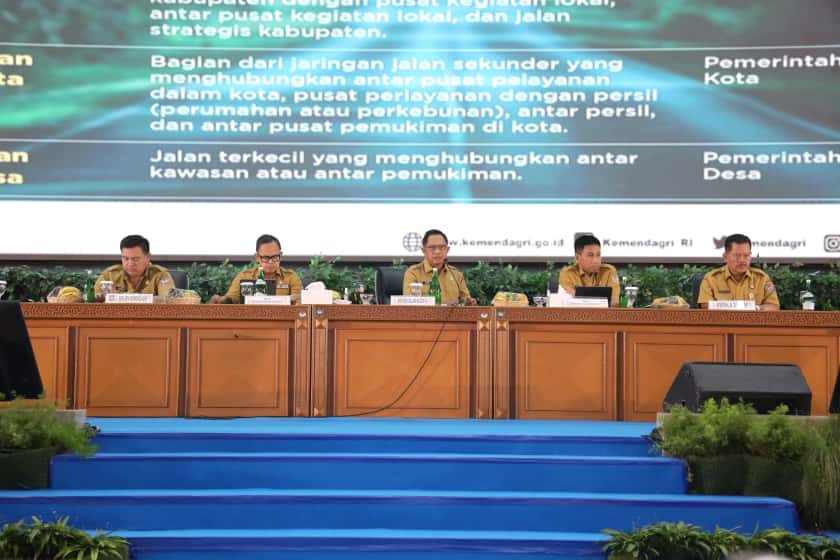 MEMIMPIN : Mendagri Toto Karnavian memimpin rakor sinkronisasi program lembaga pemerintahan, Senin (27/10/2025).(FOTO: ISTIMEWA/RADAR PALU)