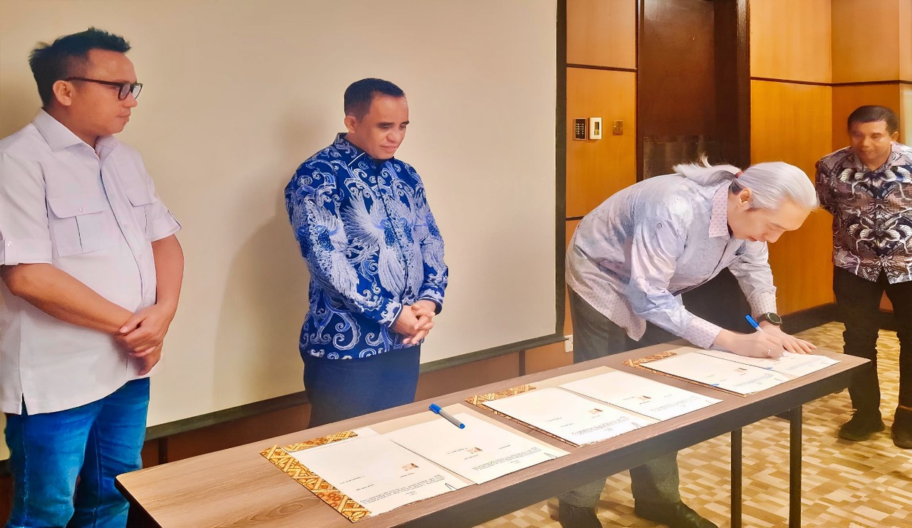 PENANDATANGANAN : Bupati Morut, Delis Julkarson Hehi dan Gubernur Sulawesi Tengah Anwar Hafid menyaksikan penandatanganan kesepakatan penanganan perbaikan ruas  Towi-Kolonodale, Senin (27/10/2025).
