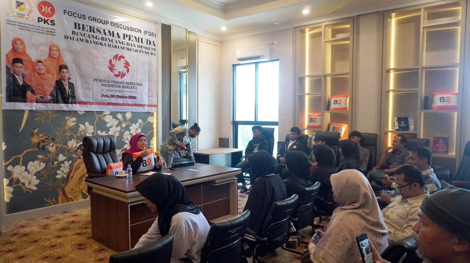 DISKUSI : Fraksi PKS DPRD Sulteng, menggelar FGD, bersama remaja, pelajar dan mahasiswa, Selasa (28/10/2025).(FOTO: HUMAS PKS SULTENG/RADAR PALU).