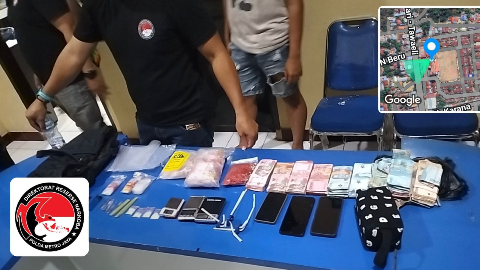 Petugas kepolisian memperlihatkan sejumlah barang bukti hasil penggerebekan di Kelurahan Kayumalue, Kecamatan Palu Utara. Dari lokasi, diamankan uang tunai lebih dari Rp62 juta.