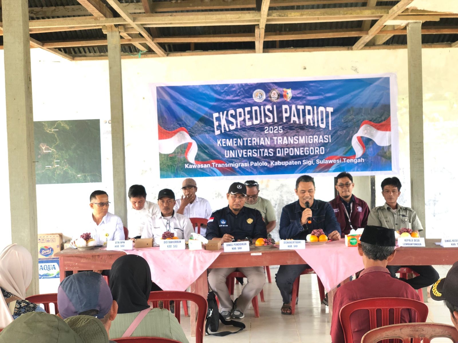 EKSPEDISI PATRIOT : Tim ekspedisi Patriot dari Undip dipimpin Inrsahandi Amra,  bersama warga memaparkan hasil survei, di Desa Lembantongoa, Kabupaten Sigi.(FOTO: ANGEL SUMBARA/RADAR PALU).