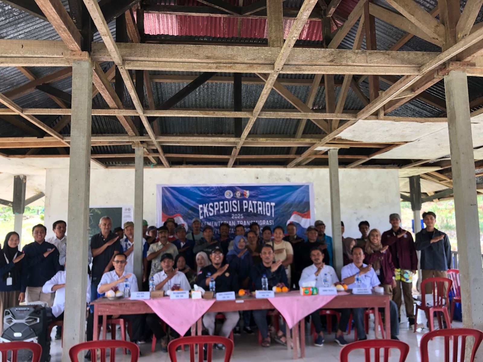 DISKUSI : Tim ekspedisi patriot dari Undip saat menggelar FGD di Desa Lembantongoa, Kabupaten Sigi, Rabu (29/10/2025).(FOTO: ANGEL SUMBARA/RADAR PALU).