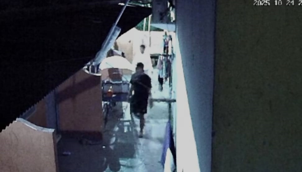 WASPADA PENCURIAN : Seorang pria berkaos hitam terekam CCTV membawa parang sebelum melakukan tindakan pencurian diduga terjadi di wilayah Palu Barat.
