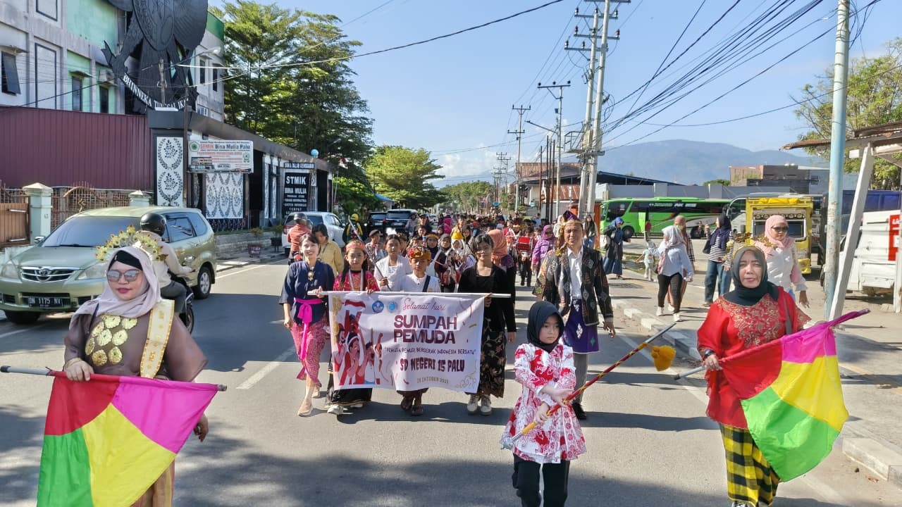 KARNAVAL: Peringatan Sumpah Pemuda ke-97 di SDN 15 Palu mewujudkan Karakter dan Semangat Kebangsaan Sejak Dini pada Jumat (28/10/2025). Tampak segenap guru dan juga siswa SDN 15 Palu saat karnaval.