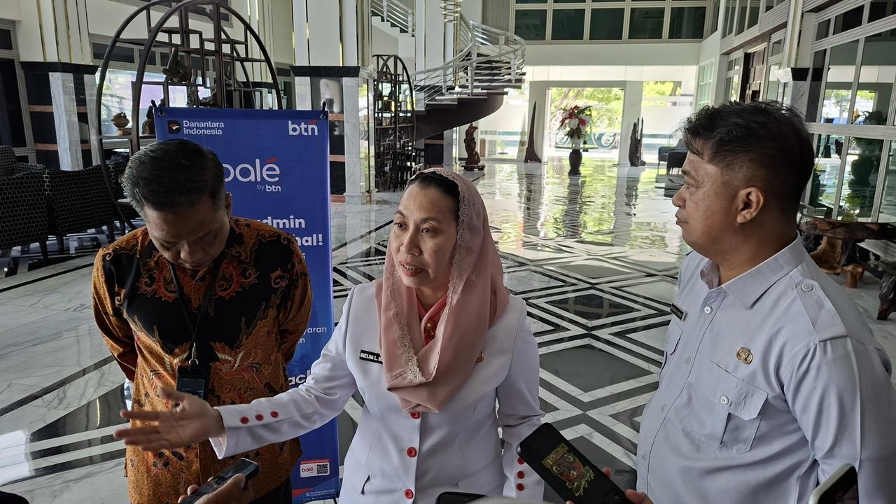 UMKM NAIK KELAS  : Wakil Wali Kota Palu, Imelda Liliana Muhidin (tengah) saat diwawancarai sejumlah awak media soal pengembangan UMKM lokal pada Rabu (29/10/2025).