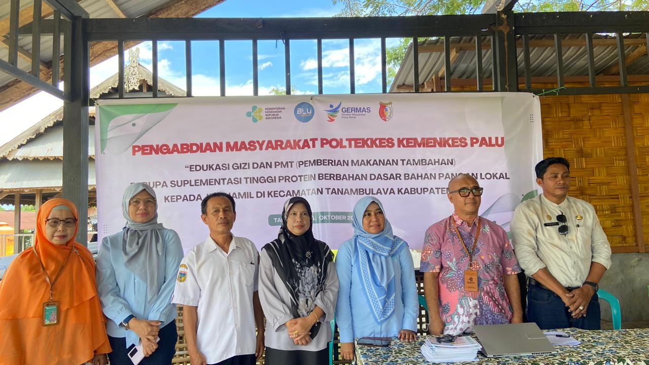 PENGABDIAN MASYARAKAT: Tim dosen Poltekkes Kemenkes Palu bersama dengan pemerintah daerah serta stakholder terkait  dalam penyuluhan edukasi gizi dan PMT tinggi protein berbasis pangan lokal.
