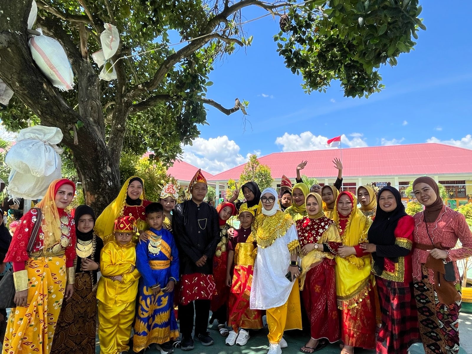 TUMBUHKAN JIWA KOMPETITIF : Siswa-siswi SDN Lasoani saat mengikuti lomba fashion show pakaian adat dalam rangka memperingati Hari Sumpah Pemuda.