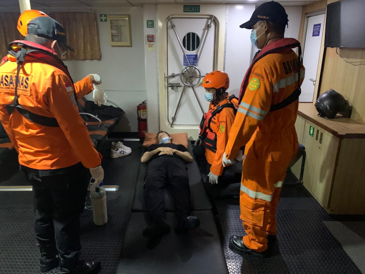 MISI KEMANUSIAAN: Tim SAR gabungan berhasil mengevakuasi seorang Anak Buah Kapal (ABK) MV Mineral Nederland yang kritis akibat sesak napas, Rabu (29/10/2025) dini hari.