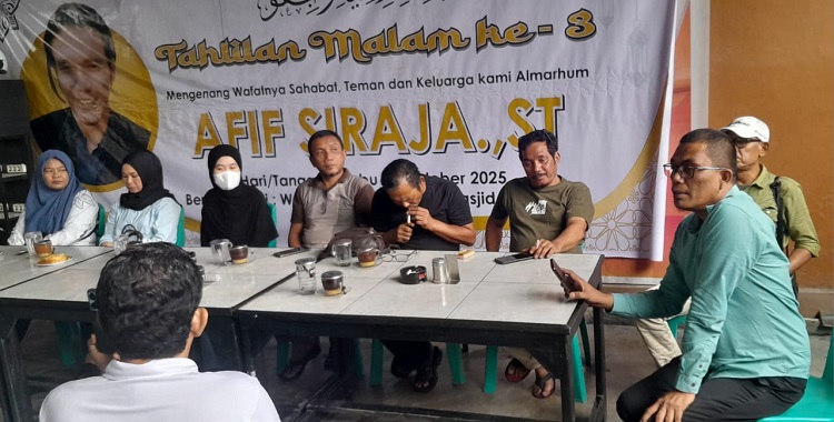 BERI KETERANGAN : Kuasa hukum dan keluarga korban menggelar konfrensi pers, Rabu (29/10/2025).