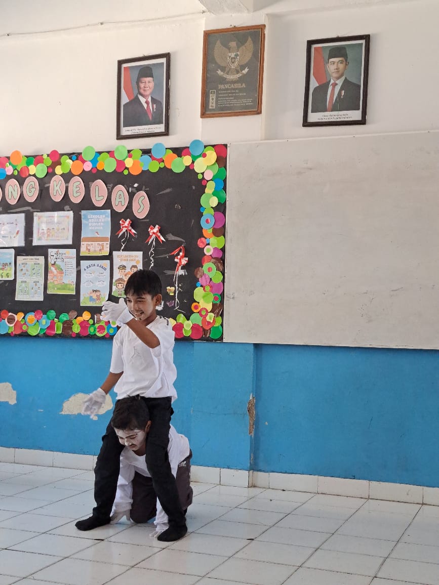 SERU: Siswa SD Karuna Dipa saat mengikuti lomba pantomim. Lomba ini menarik perhatian dikarenakan lucu.