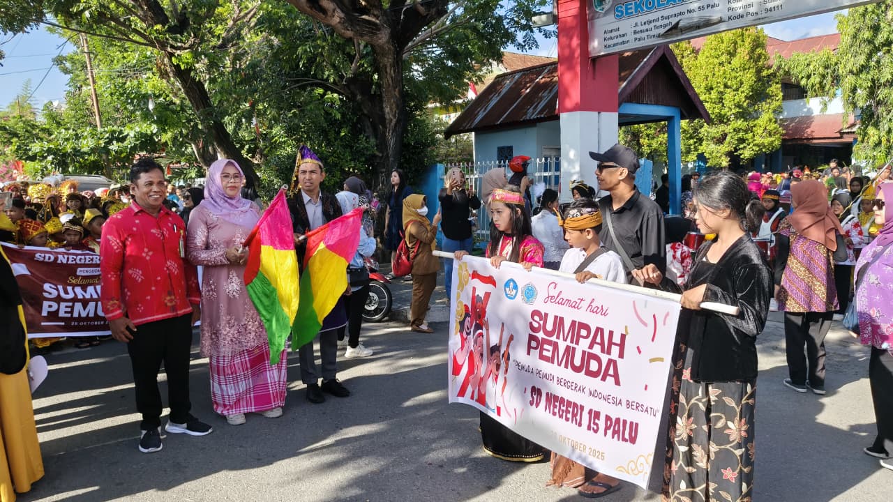 SIMBOLIS: Pengawas Wilayah 2 Palu Timur, Sulaeha  dan didampingi oleh Kepala SDN 15 Palu, Yusuf  saat melepas secara simbolis karnaval.