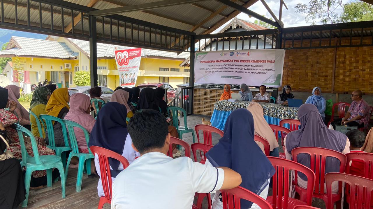 PEDULI GIZI IBU HAMIL: Tim dosen Poltekkes Kemenkes Palu saat mengisi penyuluhan edukasi gizi dan PMT tinggi protein berbasis pangan lokal bagi ibu hamil.