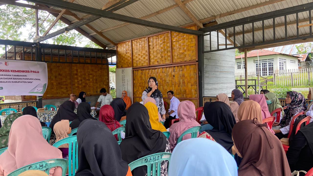 MENYIMAK: Suasana penyuluhan edukasi gizi dan Pemberian Makanan Tambahan (PMT) tinggi protein berbasis pangan lokal bagi ibu hamil oleh im dosen Poltekkes Kemenkes Palu .