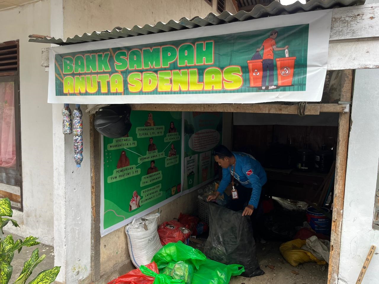 BANK SAMPAH: SDN Lasoani memanfaatkan bangunan yang sudah lama tidak digunakan untuk dijadikan ruangan Bank Sampah.