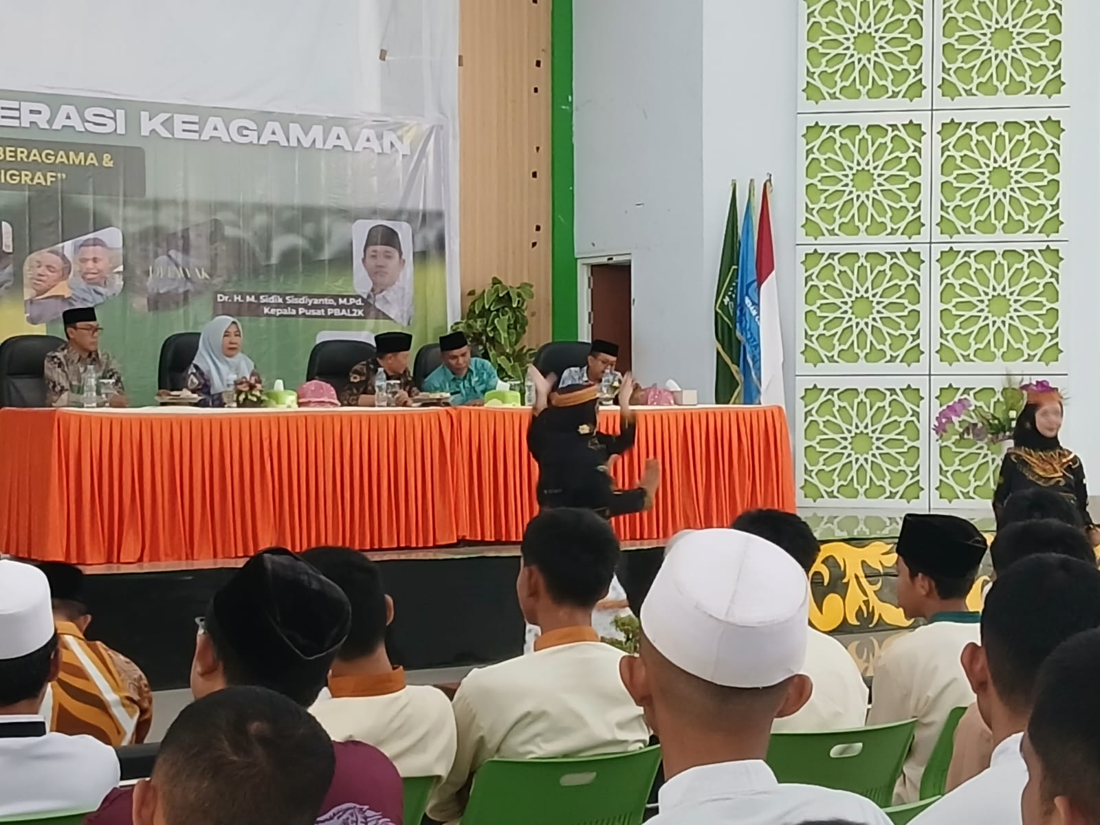 DIBUKA : Kapus PBAL2K Dr. Sisdiyanto, membuka Festival Literasi Keagamaan disaksikan Plt. Kakanwil Kemenag Sulteng H. Muchlis Aseng, dan jajaran, Jumat (31/10/2025).(FOTO: ISTIMEWA/RADAR PALU).