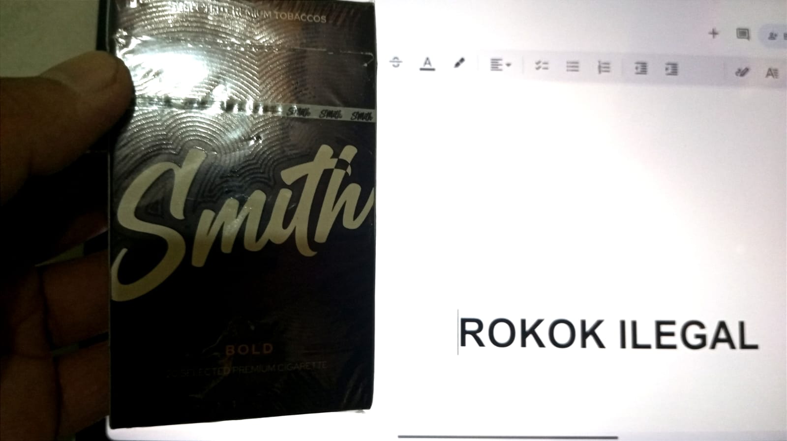 ILUSTRASI ROKOK ILEGAL: Rokok illegal bermerek Smith varan hitam. Rokok ini mudah ditemukan di wilayah Kota Palu. Khsusunya di Kelurahan Tondo.