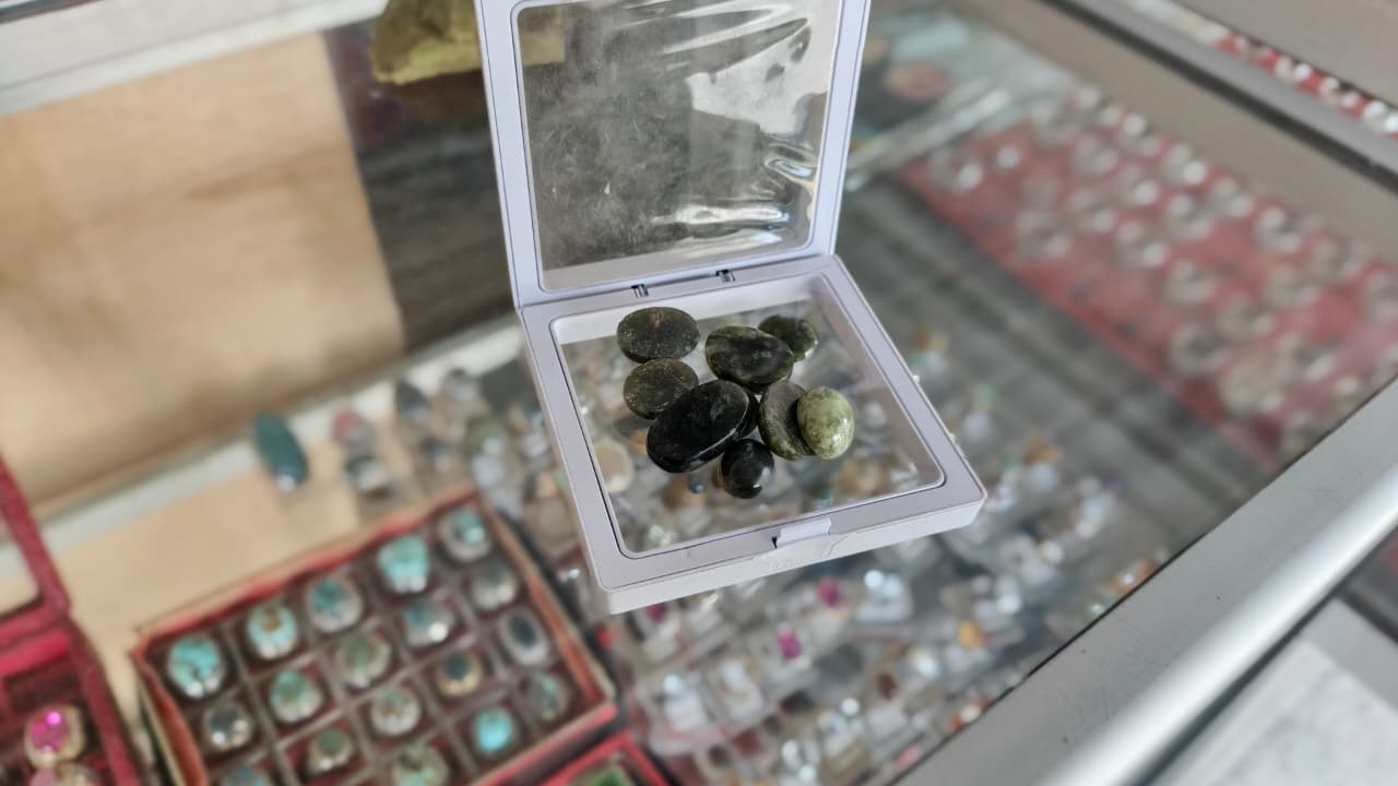ANDI ALIFIA SYAFITRI  KOLEKSI SOJOL GRAIN: Kumpulan batu Sojol Grain yang sudah dipoles dan dibentuk. Siap dibuat menjadi cincin atau jenis perhiasan lainnya.