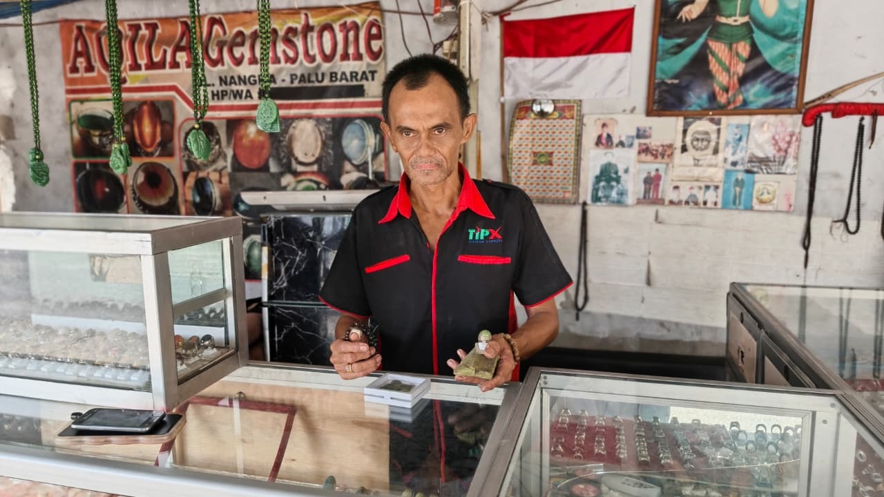 TETAP SETIA: Penjual dan pengrajin Batu Akik, Hardi saat ditemui di lapak jualannya di Kawasan Nangka Bening pada  Jumat (17/10/2025). Dia menjadi salah satu penjual & pengrajin Batu Akik yang setia.