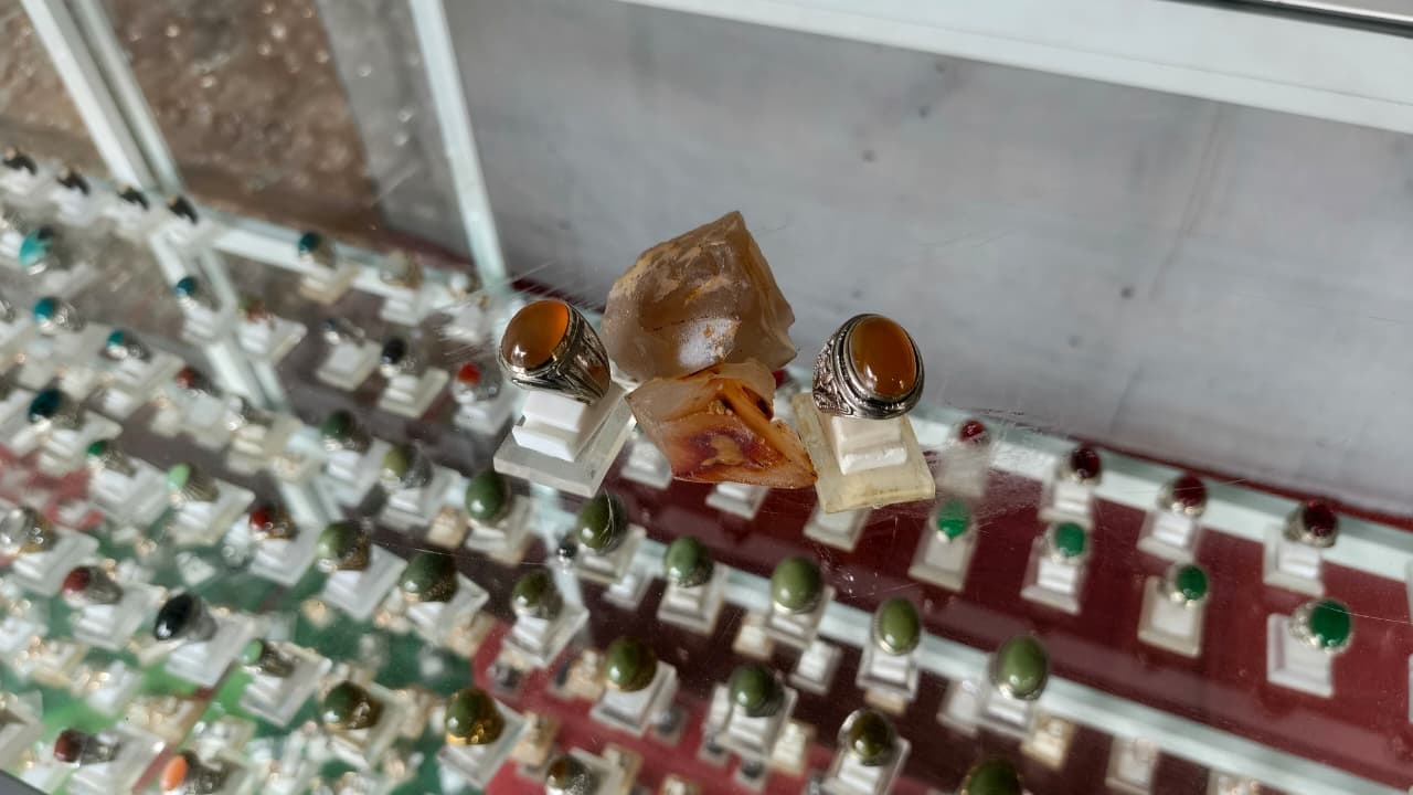 BATU AKIK MERAH: Batu Akik Merah atau Batu Akik Carnelian ini dianggap memiliki kegunaan bagi kesehatan dan spiritual.