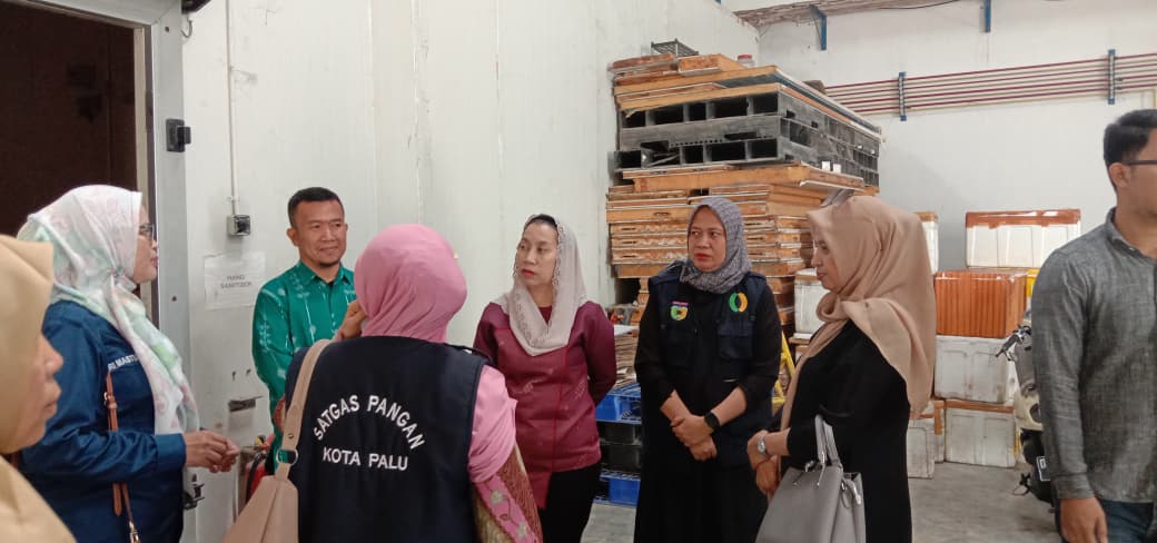 PASTIKAN HARGA LAPANGAN: Pengecekan ketersediaan daging ayam beku di salah satu Gudang yang ada di Kota Palu pada Kamis (30/10/2025).