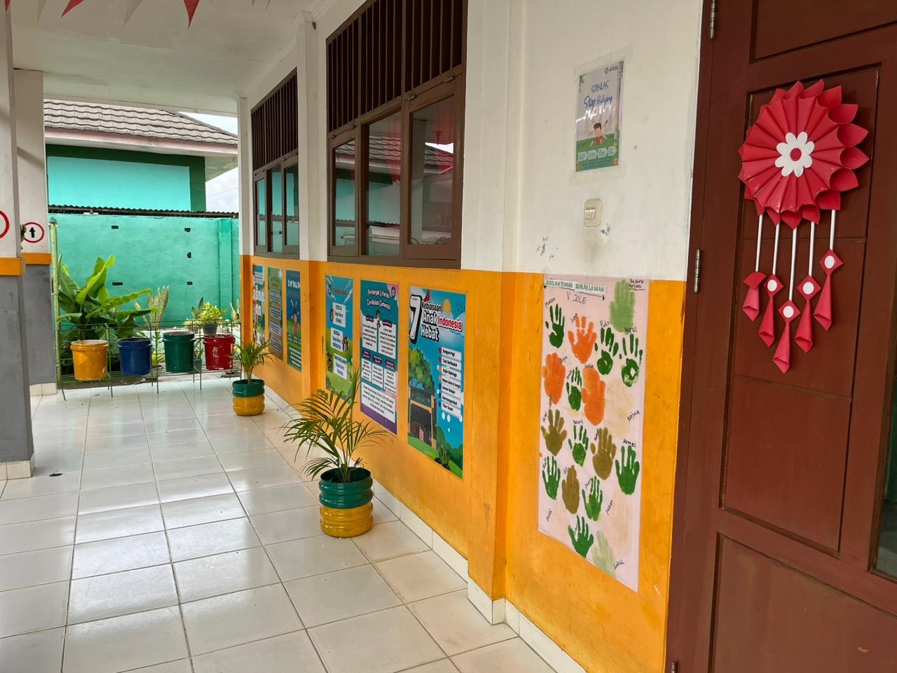 TOLAK BULLYING: salah satu sudut dinding sekolah dengan kain yang berisikan cap tangan dari para murid, yang menjadi simbol komimen dari mereka untuk tidak melakukan bullying.