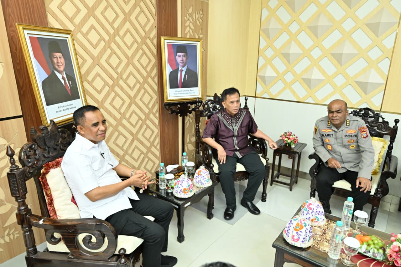 Anwar Hafid menyambut Kapolda Sulteng Endi Sutendi di Bandara Mutiara Sis Al-Jufri Palu, Jumat (31/10/2025), menandai babak baru sinergi Pemprov dan Polda.
