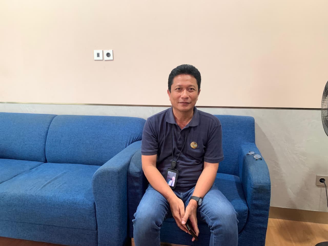 SANTUNAN KECELAKAAN MENINGKAT : Kepala Unit Operasional dan Humas Jasa Raharja Kanwil Sulteng, Erwin saat ditemui Radar Palu Jawa Pos Group pada Jumat (31/11/2025).