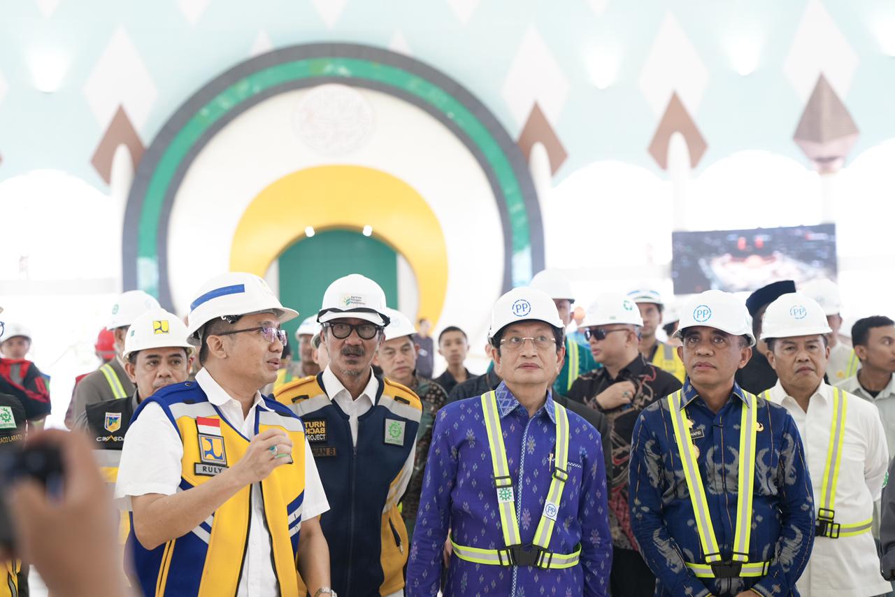 Gubernur Anwar Hafid mendampingi Menag Nasaruddin Umar saat meninjau pembangunan Masjid Raya Baitul Khairaat Palu yang akan segera diresmikan.
